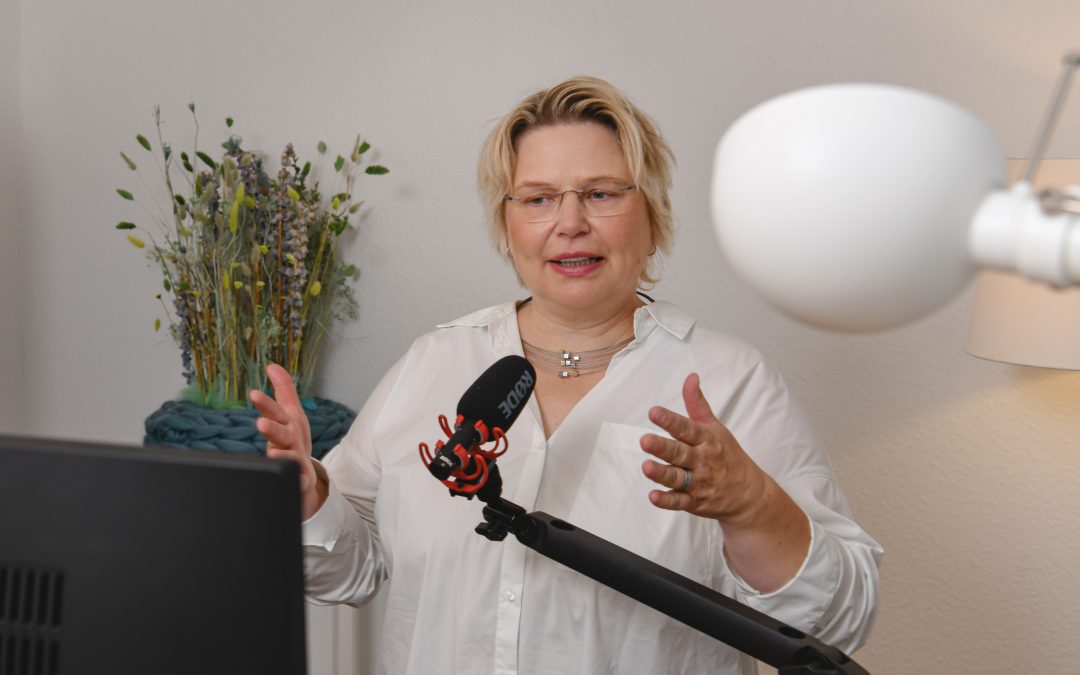 Silke vor einem Mikrofon